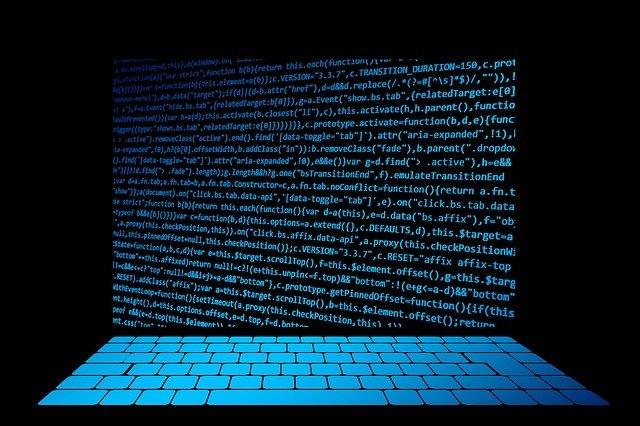 Teclado com tela em códigos de programação.