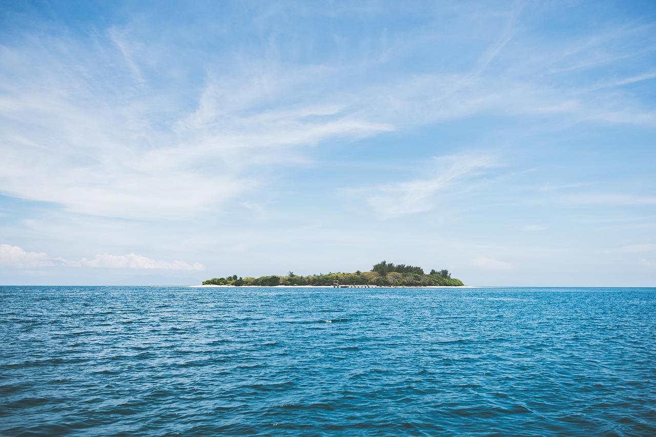 Uma ilha deserta no oceano