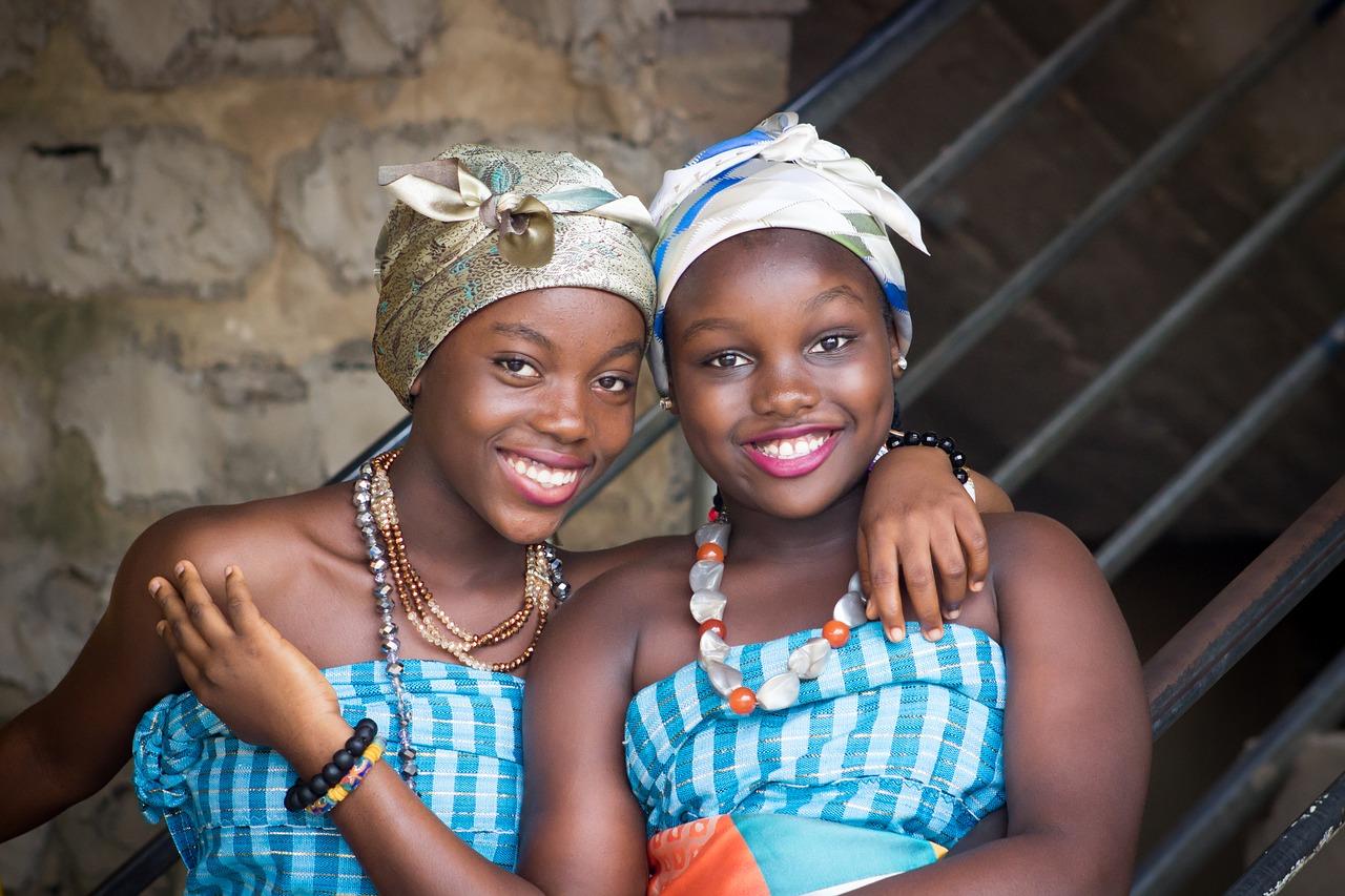 Duas meninas africanas sorrindo