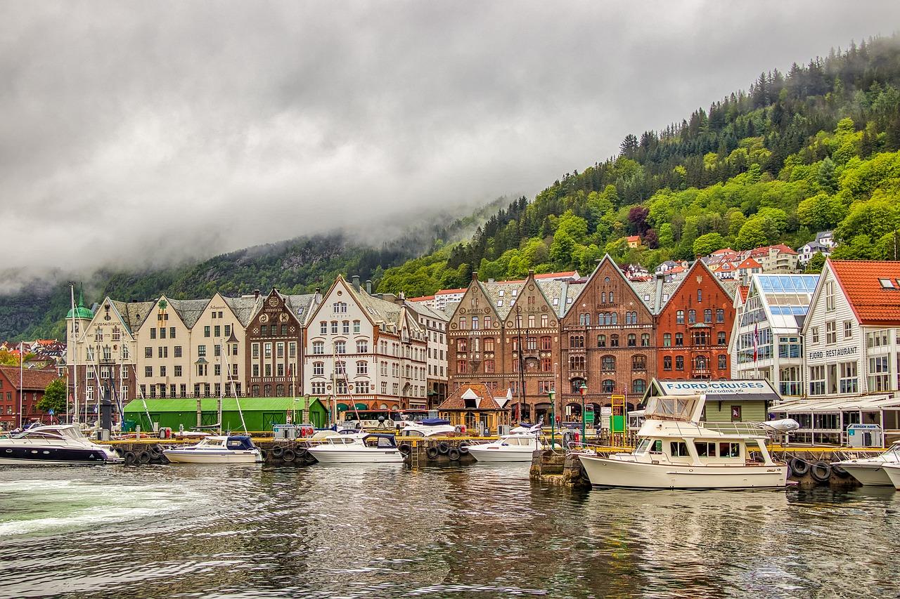 Montanhas e casas na Noruega