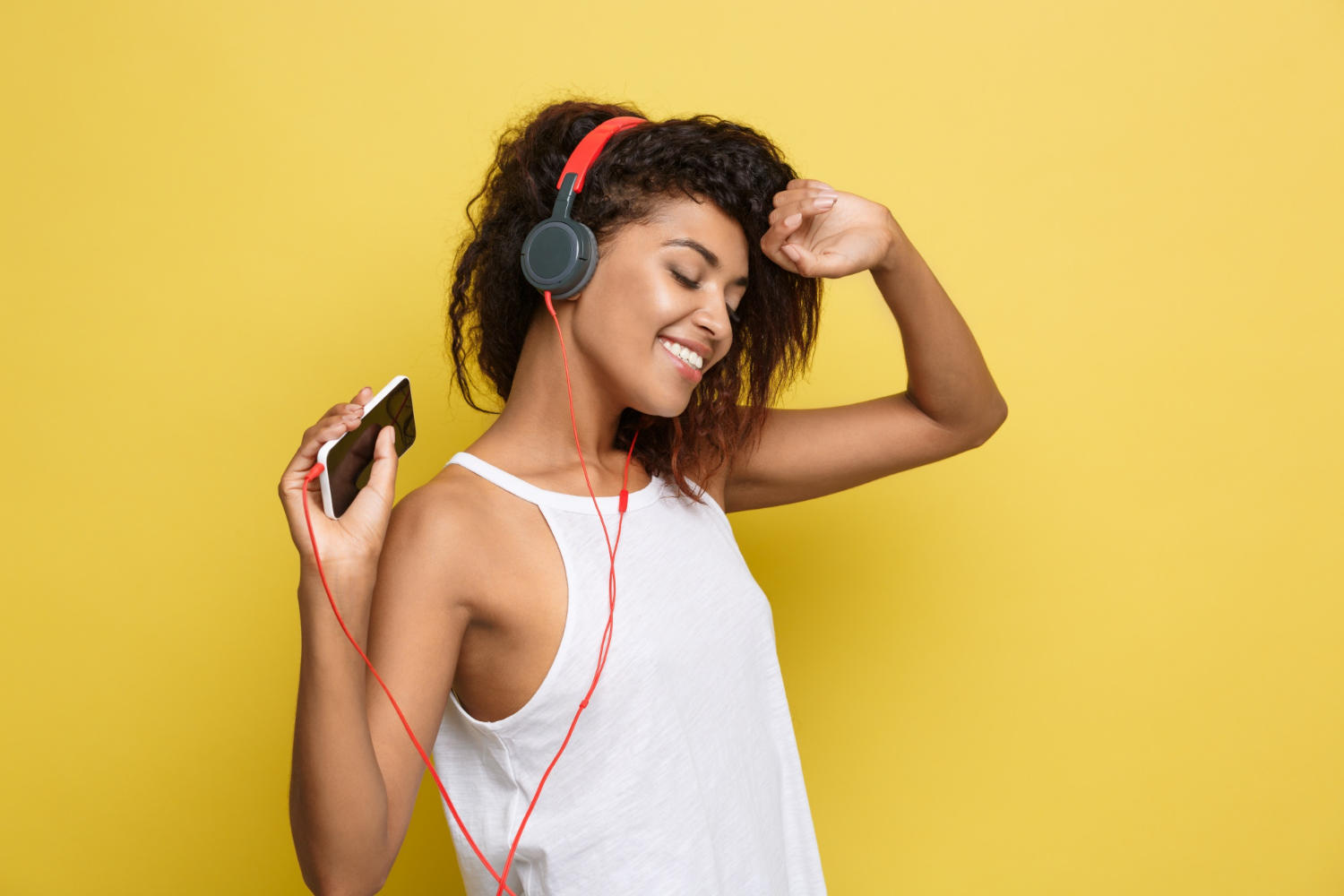 Mulher ouvindo música.