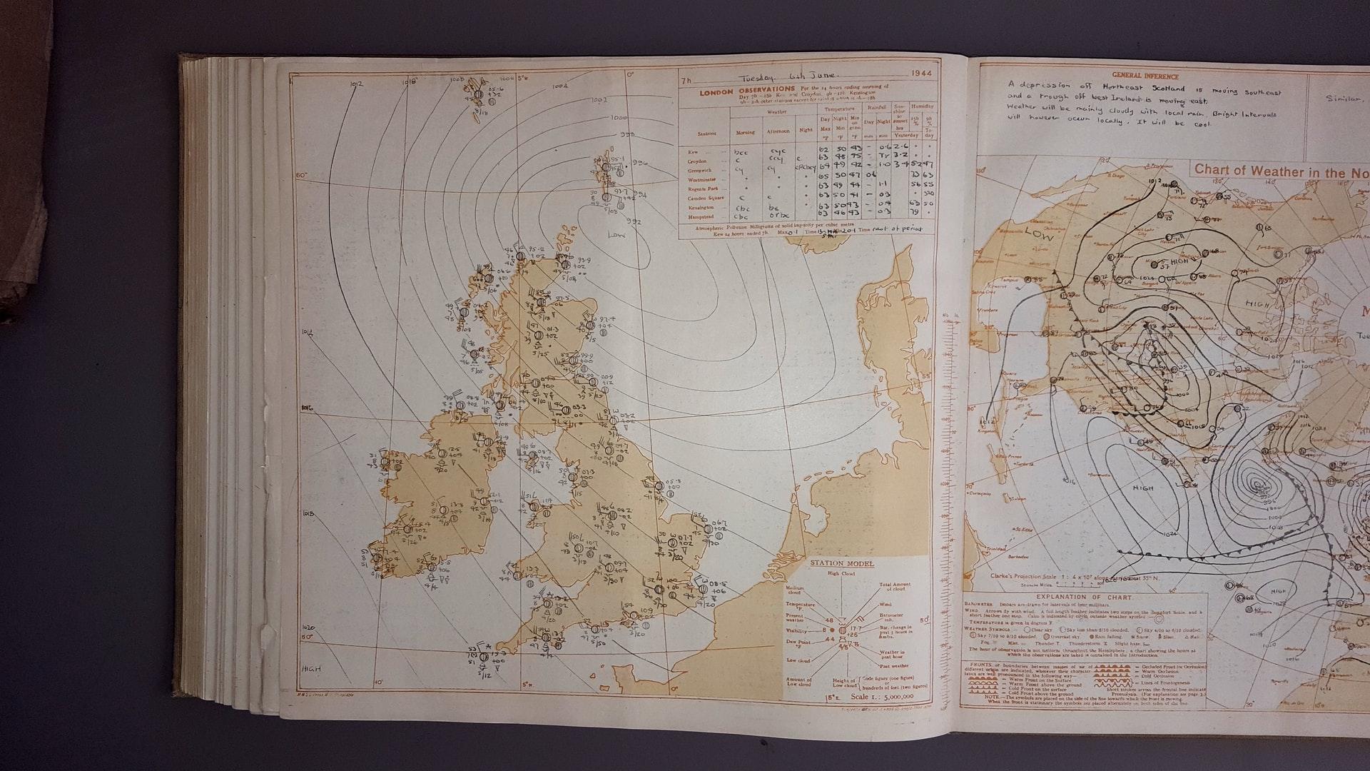Mapa meteorológico do Dia D. no relatório meteorológico diário na Grã Bretanha.