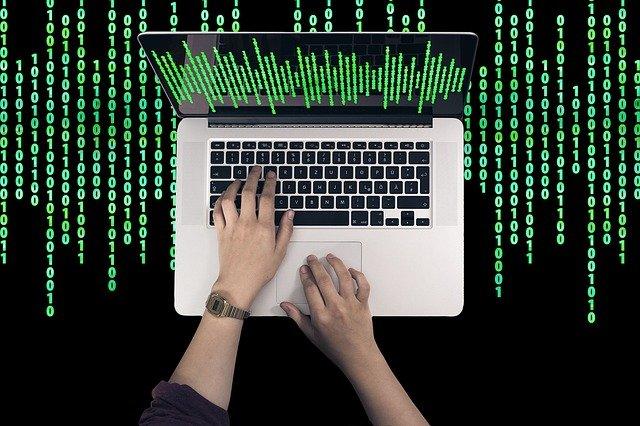 Computador, programação e código binário.