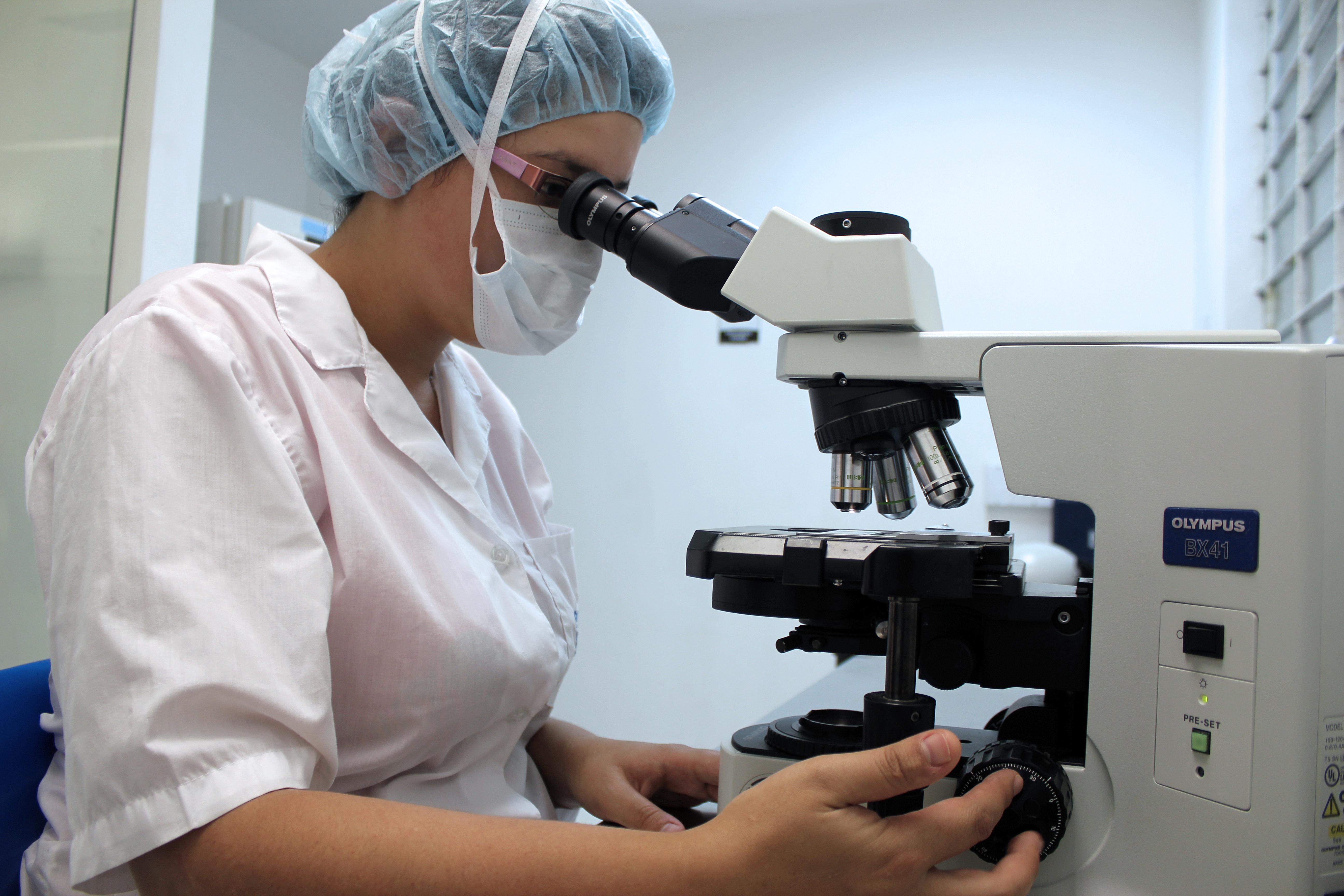 microbiologista pesquisando