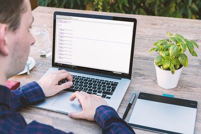 Programador trabalhando no computador.