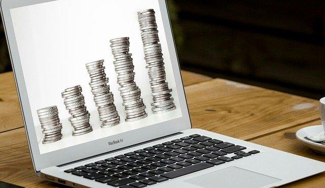 Tela do computador com pilhas de moedas.