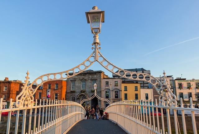 Arquitetura e ponte em Dublin na Irlanda.