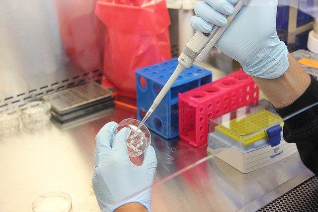 Experimento em laboratório por um cientista.