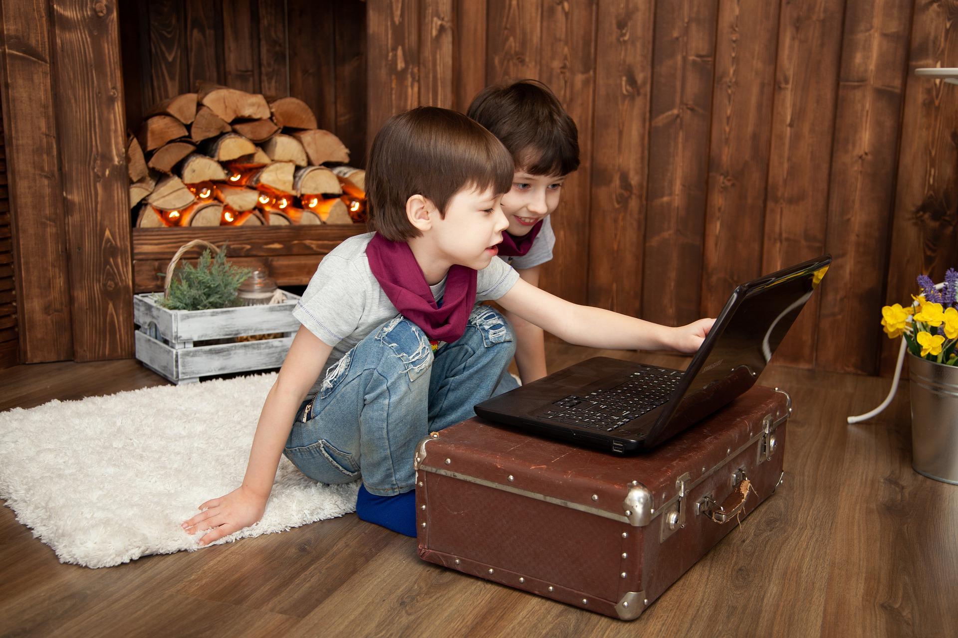 Crianças assistindo vídeos no computador