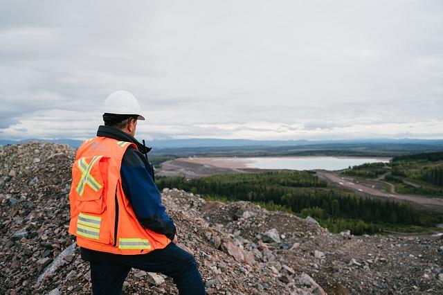 Ecologista, cientista ambiental olhando a paisagem da montanha.