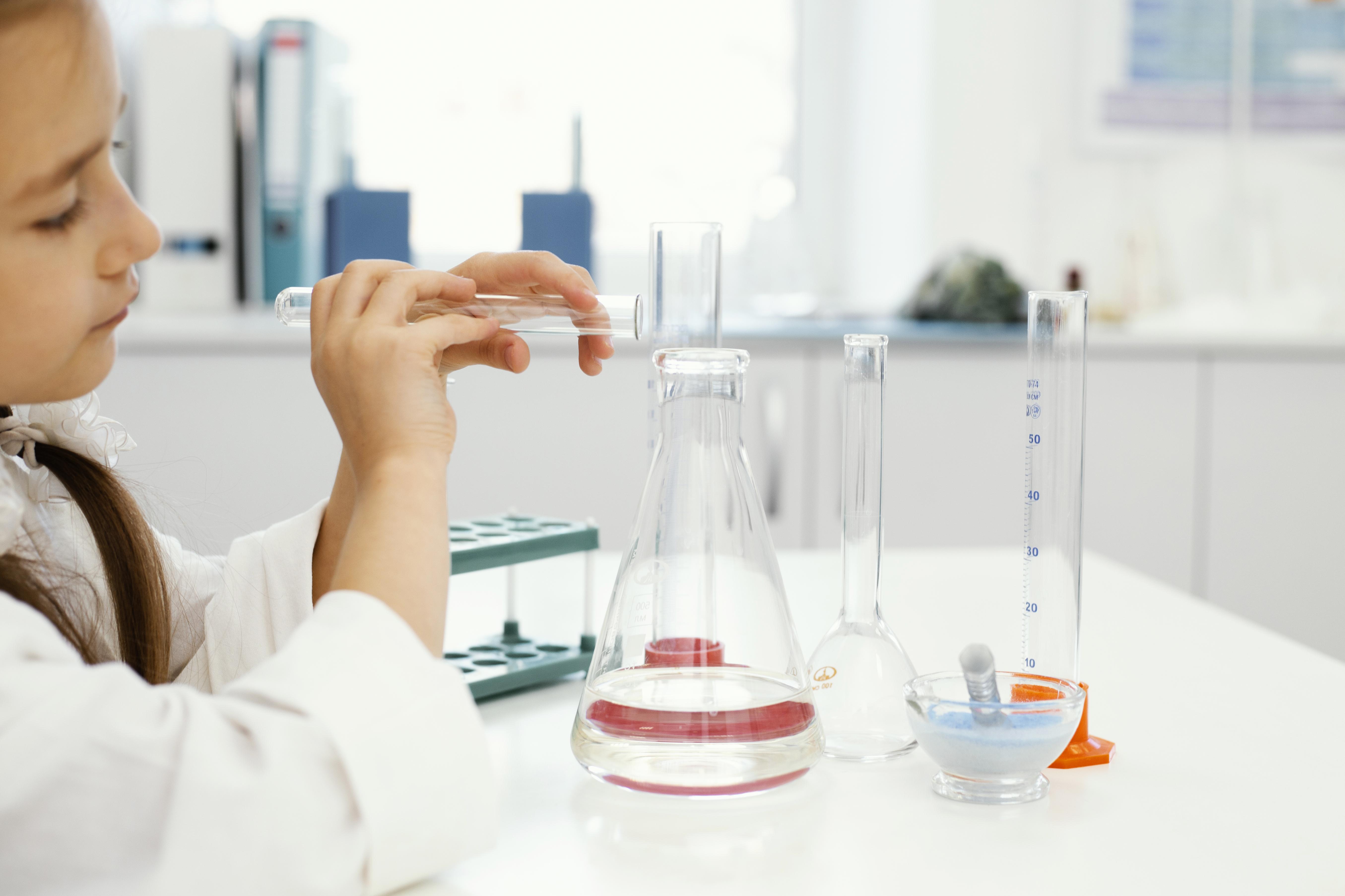 Saiba como introduzir a química na vida das crianças, de forma simples e divertida!