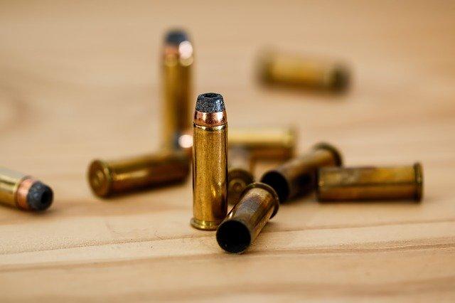 Balas de revolver em cima da mesa.