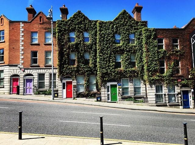 Portas coloridas que são marca registrada de Dublin.