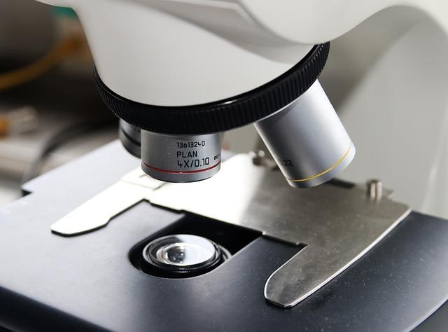 Microscópio em laboratório.