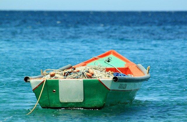 Barco de pesca no mar.