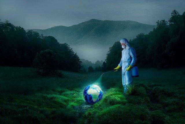 Homem protegido desinfetando a Terra.