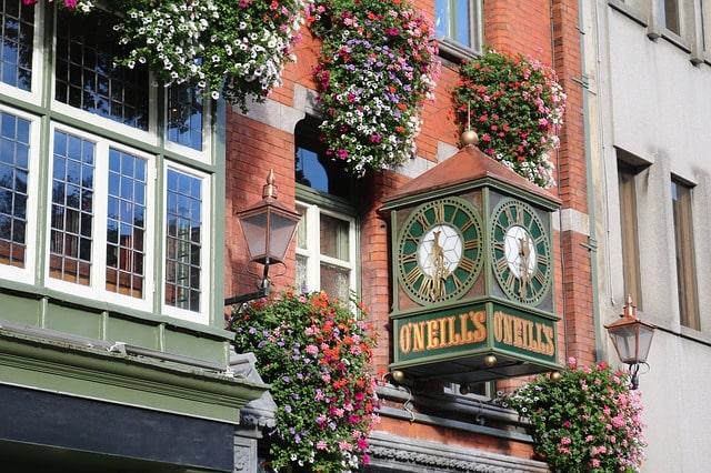 Relógio na varanda do prédio em Dublin.