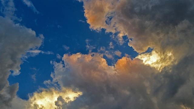 Céu azul entre nuvens