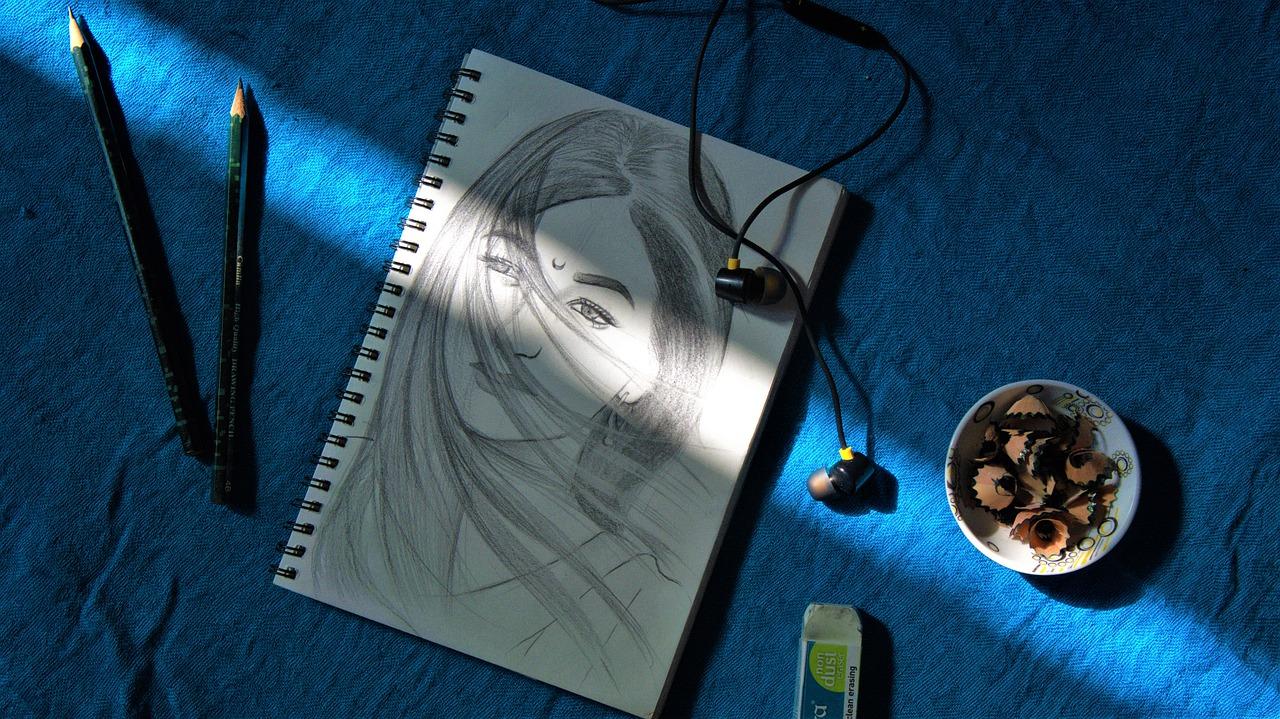Um esboço de uma mulher com materiais de desenho
