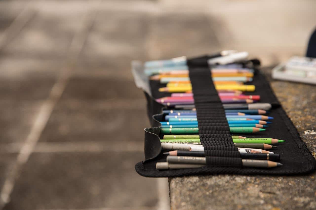 Um estojo de lapis de cor