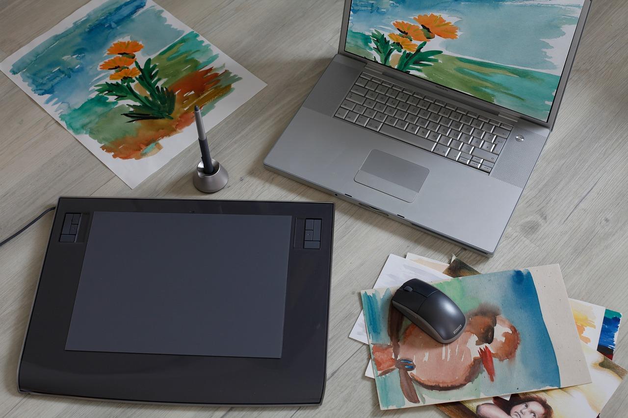 Um tablet com pinturas de flores em volta