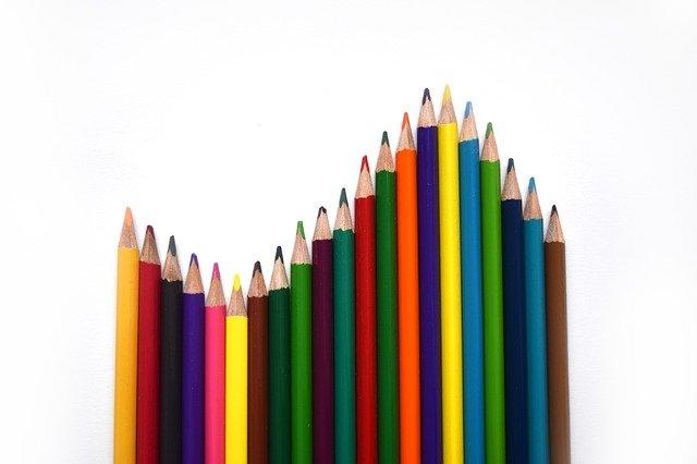 Lápis coloridos de colorir em fundo branco.