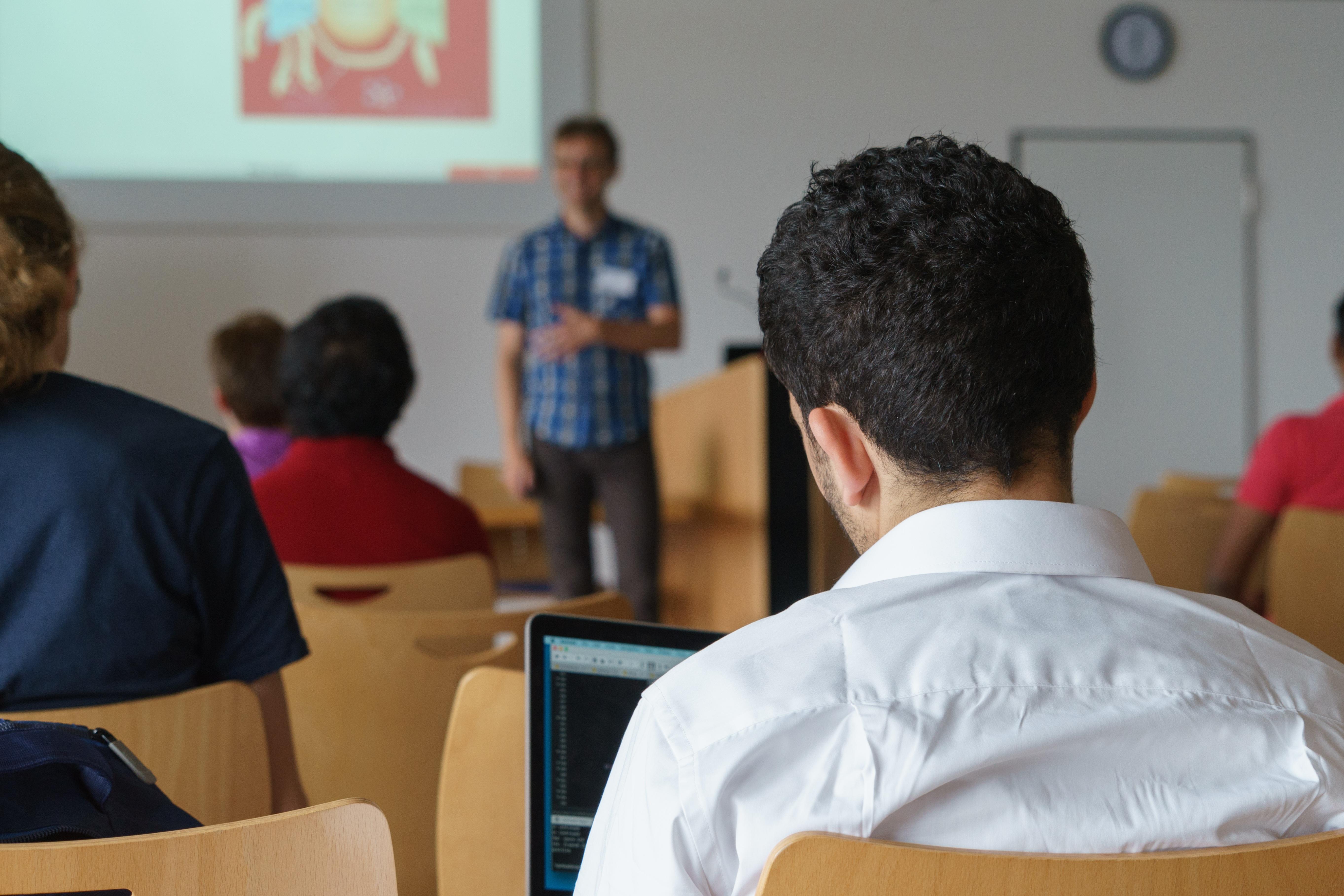 Professor dando aula de biologia para os alunos em sala de aula
