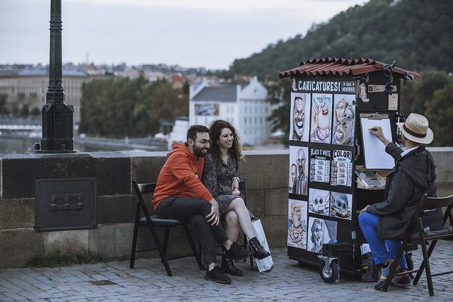 Desenhista desenha casal na rua.
