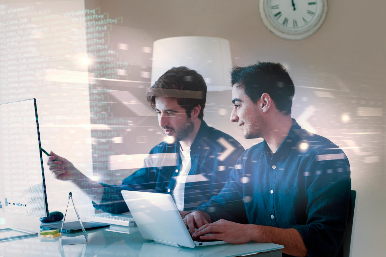 Duas pessoas mexendo no computador e usando linguagem de programação.