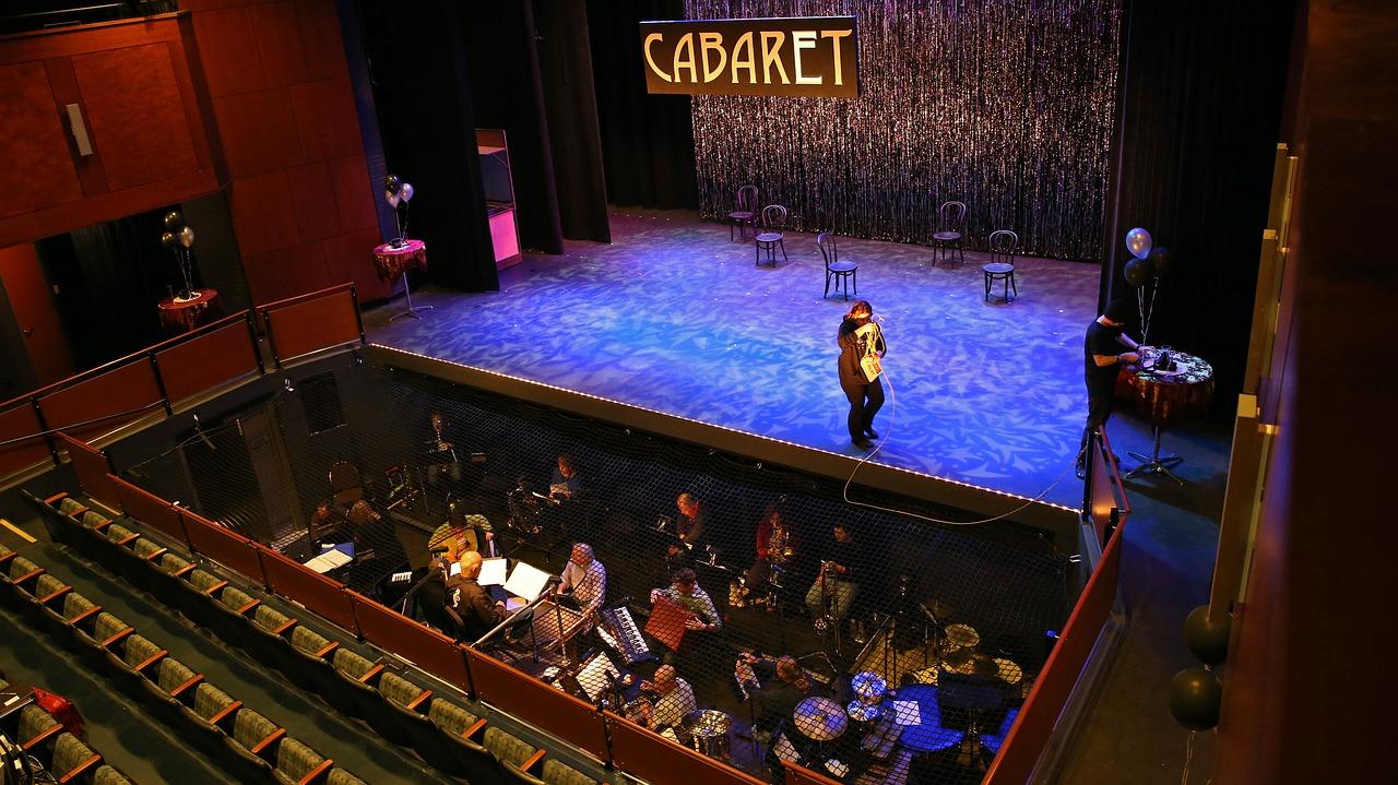 Um palco de teatro com cenário de cabaré