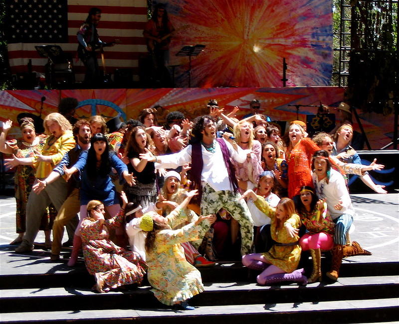 Uma cena do musical Hair com atores