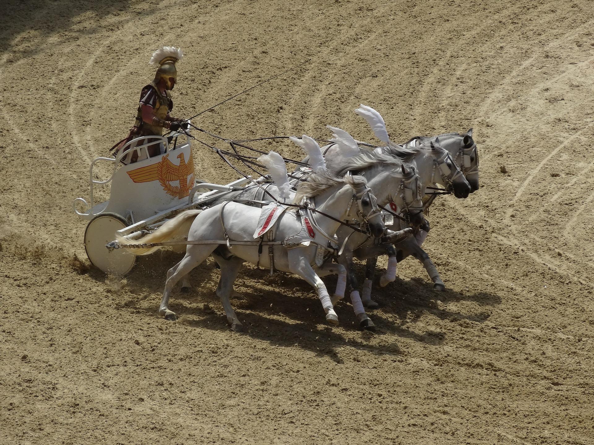 Soldado andando de cavalo.