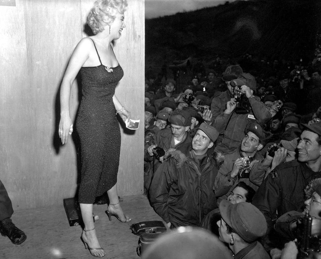 Marilyn Monroe se apresentando no palco.