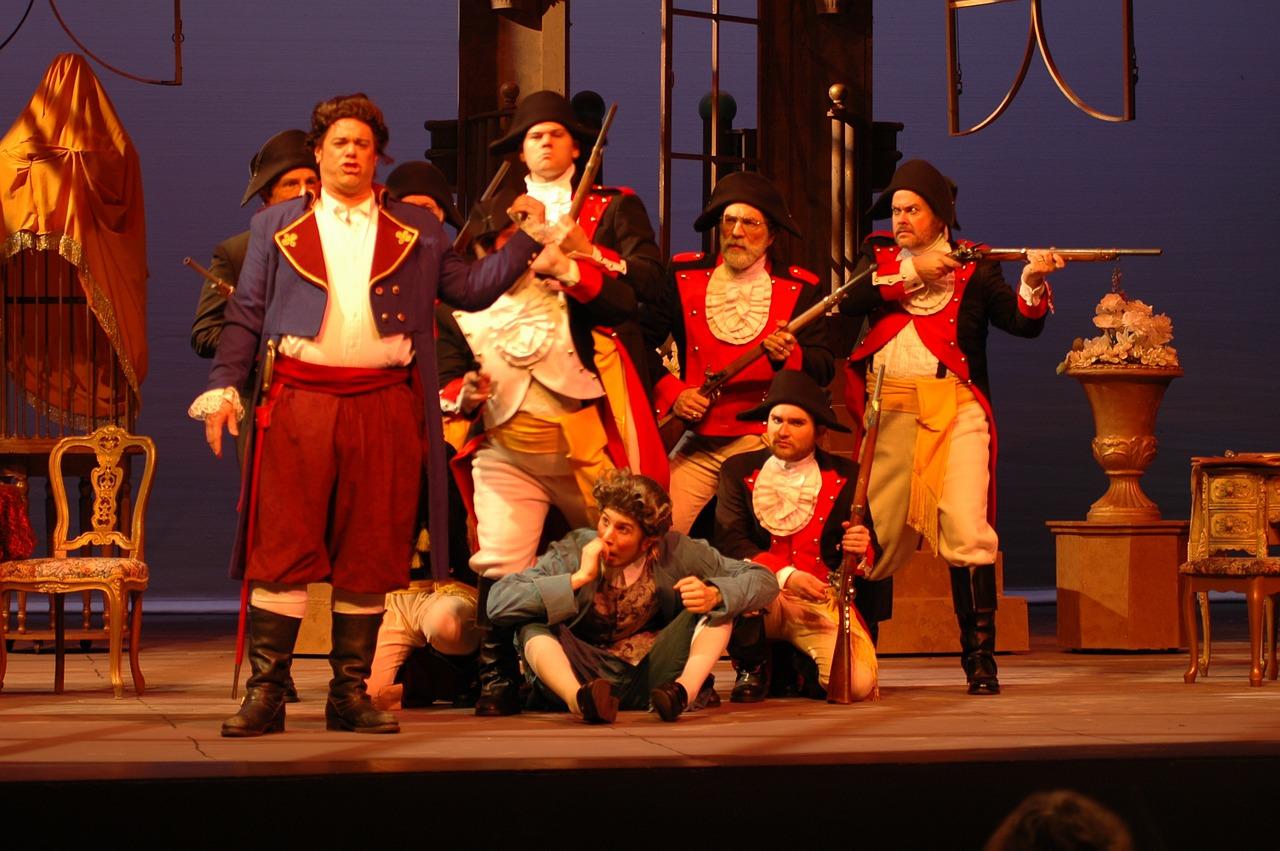 No palco alguns atores encenam um musical de canto