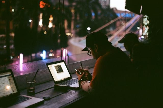 programador trabalhando em um bar.
