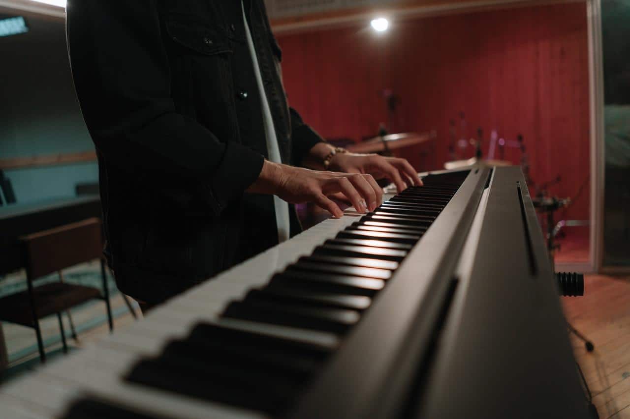 Rapaz tocando teclado eletrônico
