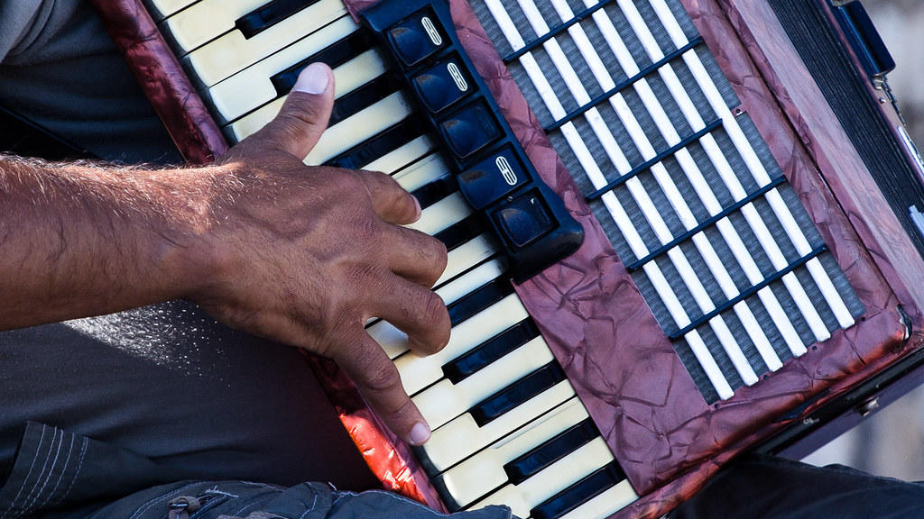 Mão de um homem tocando acordeon