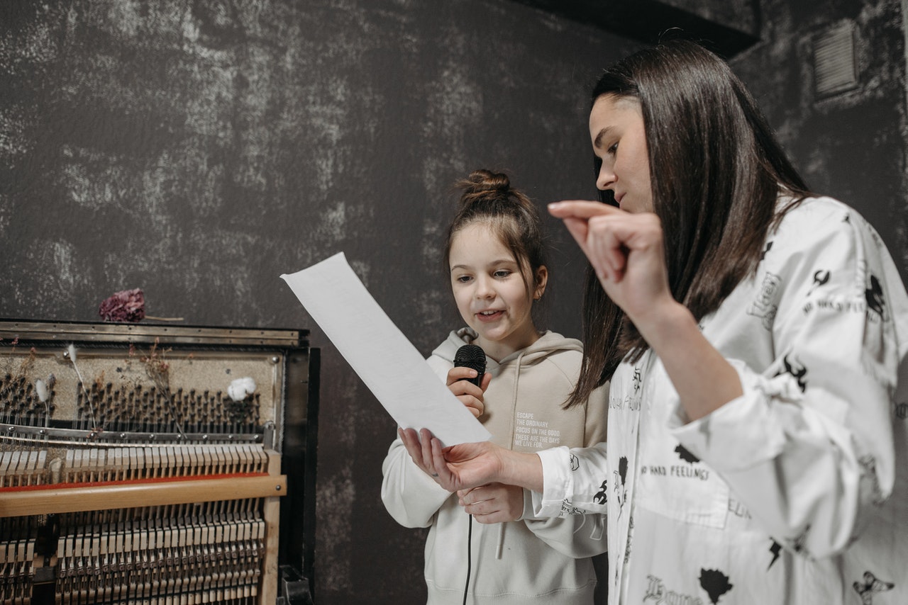 Professora e aluna de canto