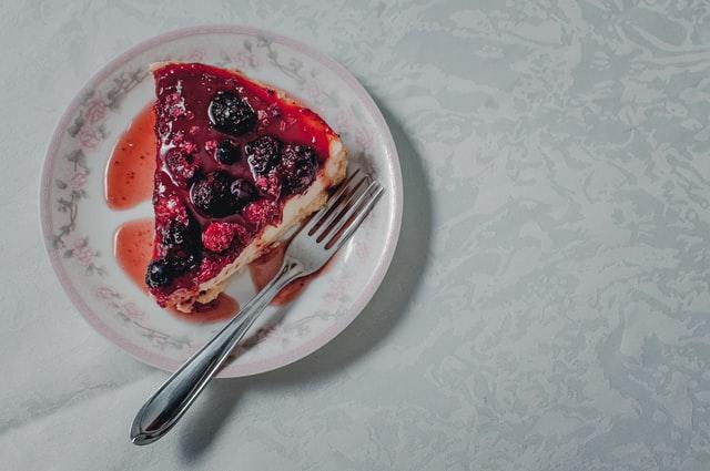 Torta de frutas vermelhas na aula de culinaria