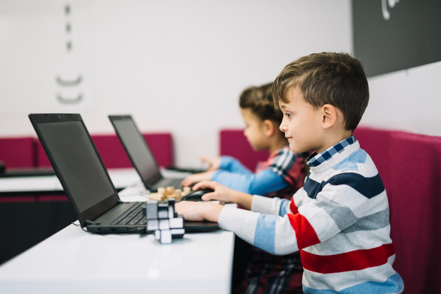 Criança usando o computador.