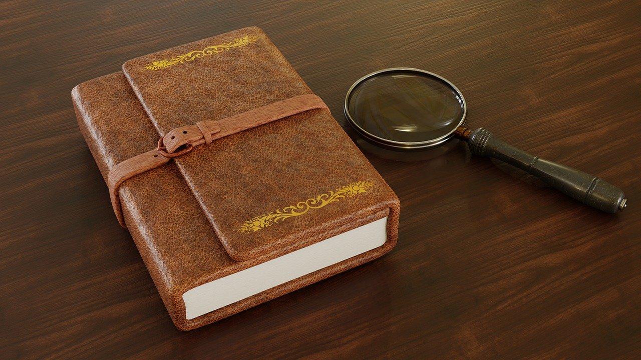 livro e lupa