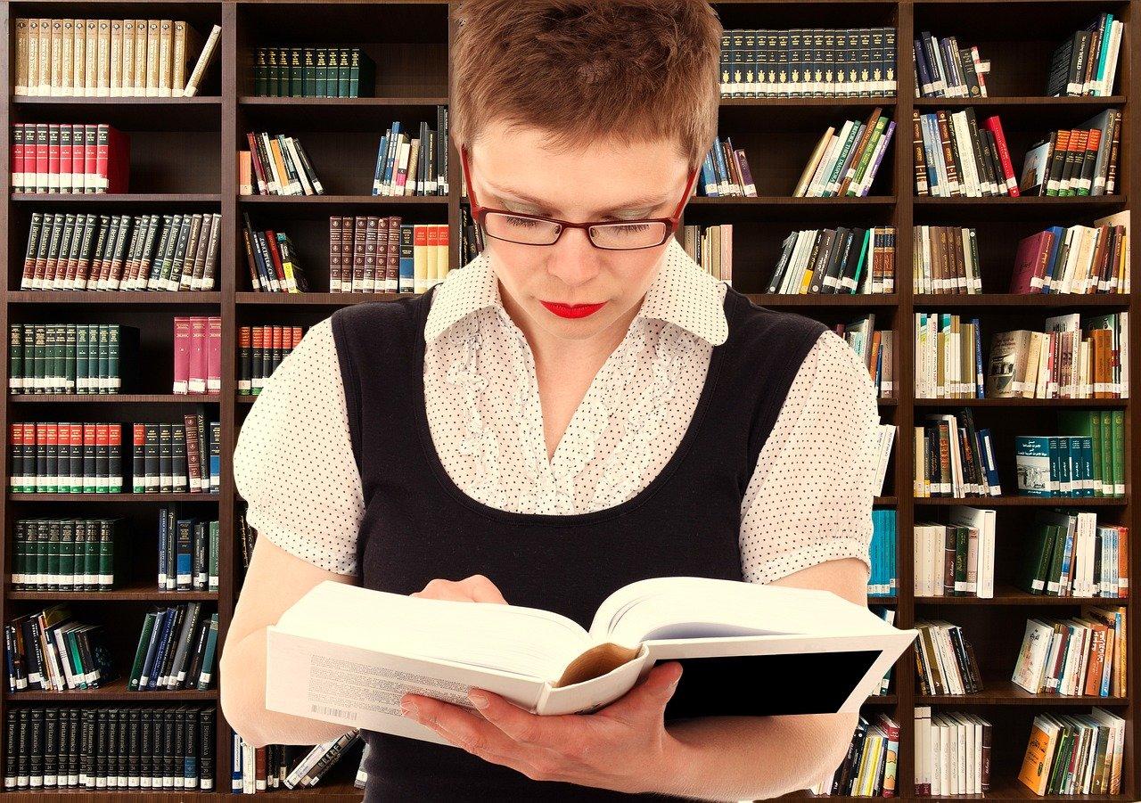mulher na biblioteca lendo