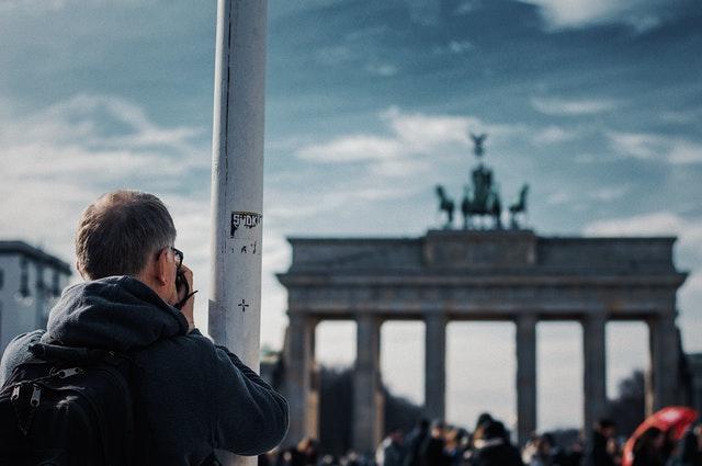 Turista tira foto em Berlim