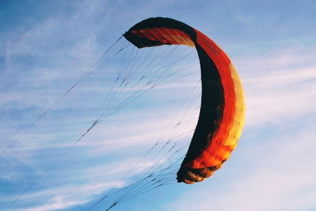 Bandeira alemã estampada em um paraquedas