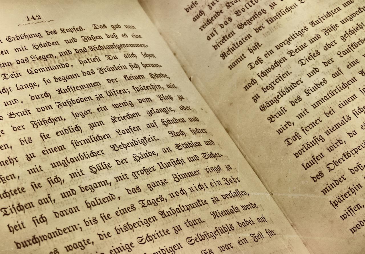 Um livro com várias frases em alemão.