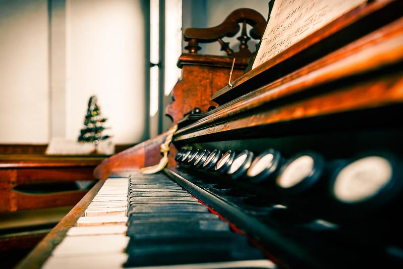 Imagem de um órgão instrumento musical.