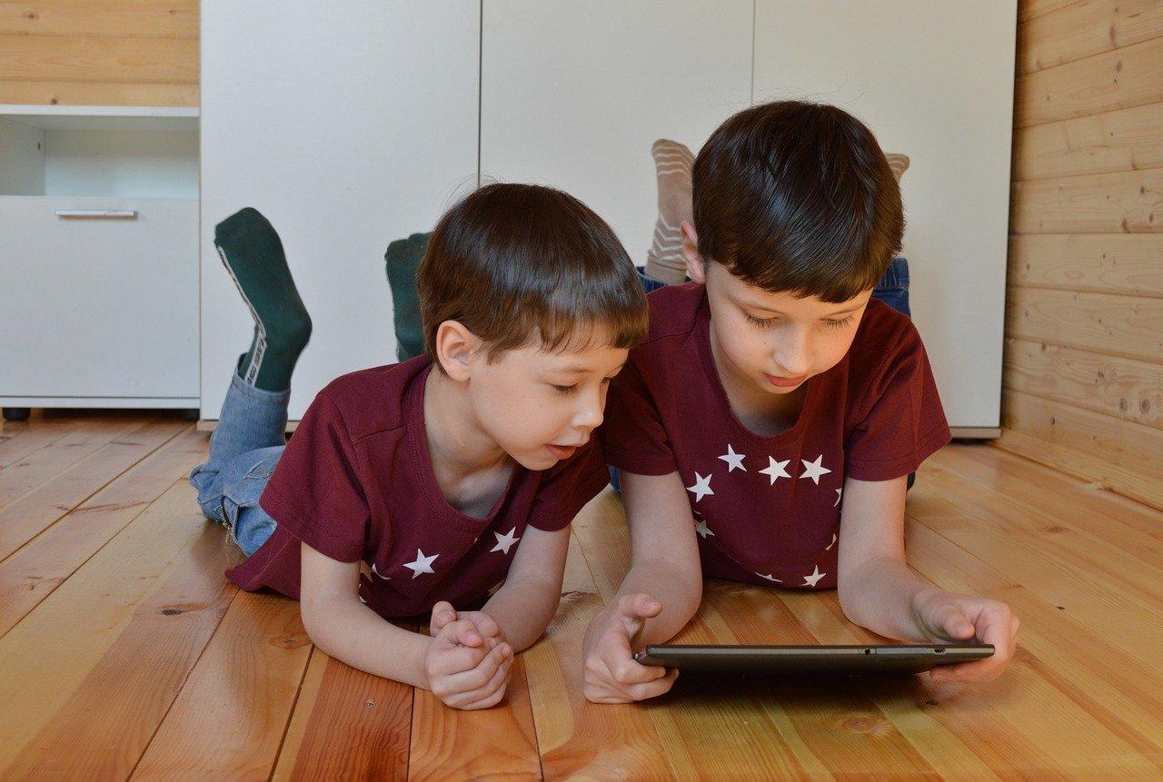 O uso do computador na infância dois meninos com tablet