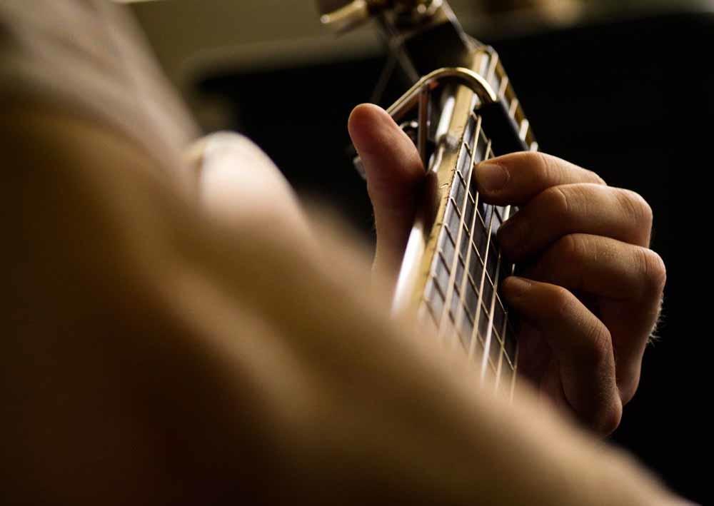 Faça aulas de guitarra