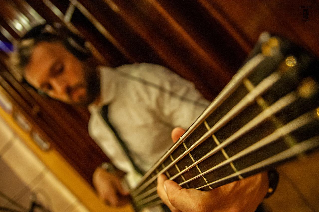 Um baixista tocando baixo