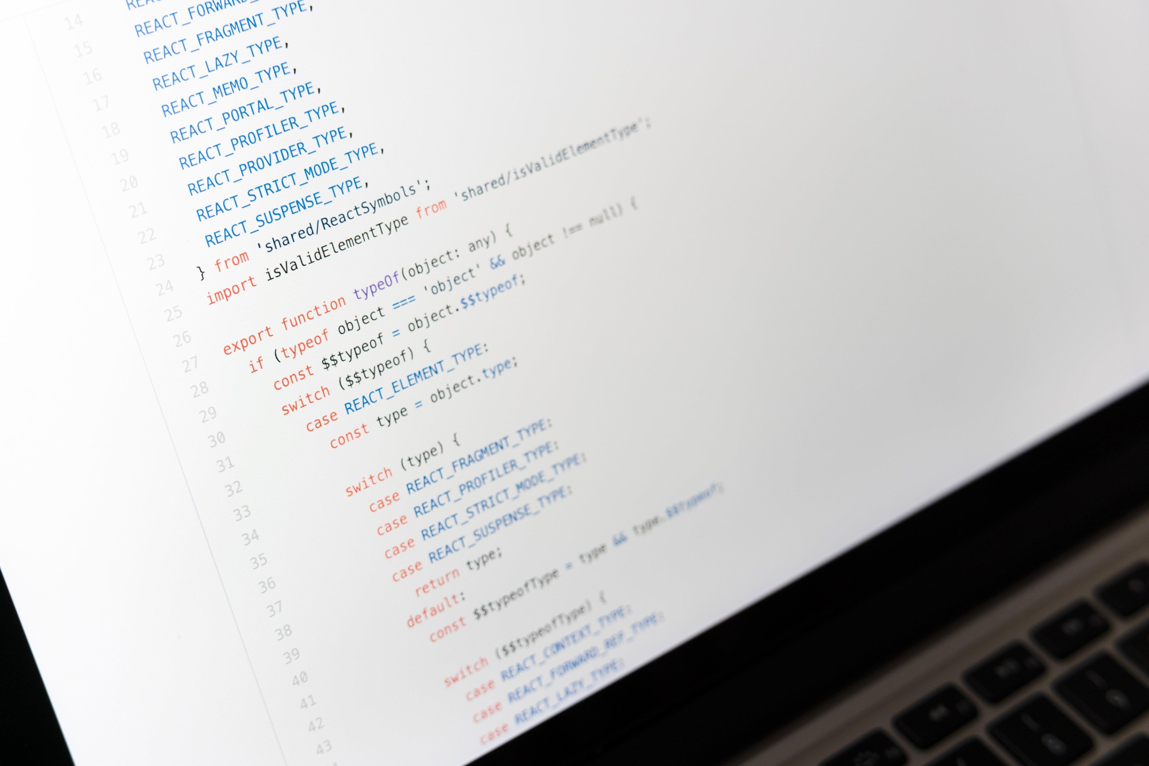 Linguagem com códigos de programação no notebook